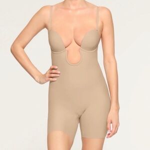 NWT Skims Deep Plunge Bodysuit Shapewear